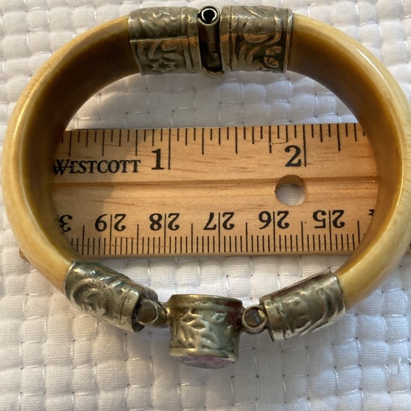 Ivory and amethyst bracelet with thrombone style clasp - Picture 3 of 8